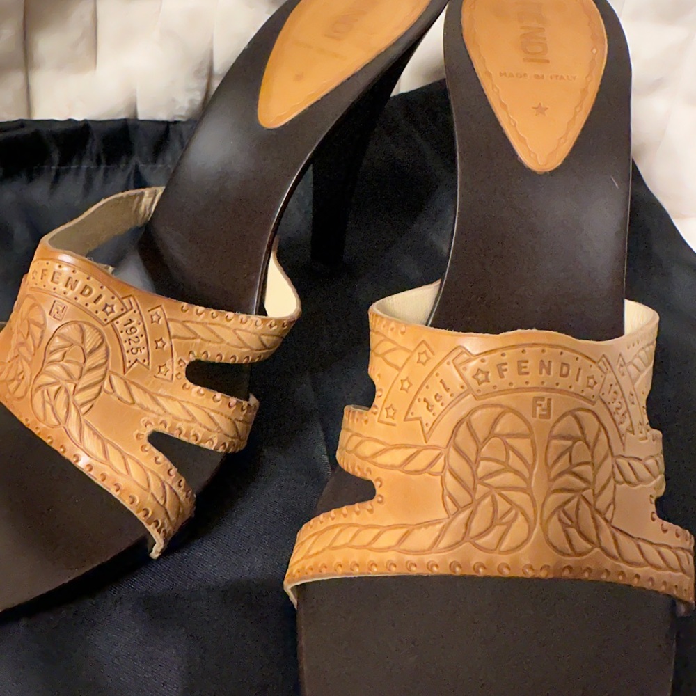 Fendi Pumps with Leather Upper and Man Made Sole. Made in Italy size EU 40 US 9 - Picture 5 of 6